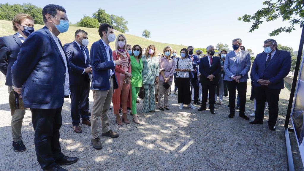 Autoridades durante el acto de presentación del Parque da Amizade.