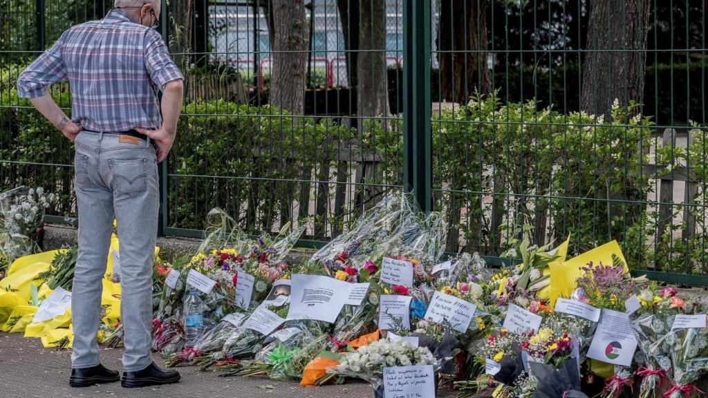 Un hombre observa el homenaje al líder del Frente Polisario en el Hospital San Pedro de Logroño.