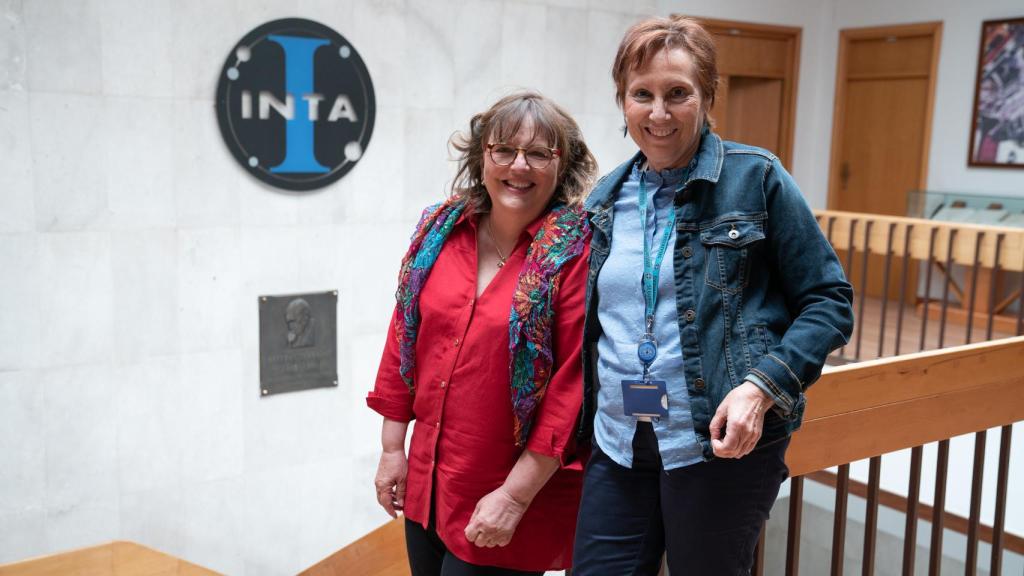 Las jefas de laboratorio, Pilar Valles y Alina Agüero, en la sede de INTA de Torrejón de Ardoz (Madrid).