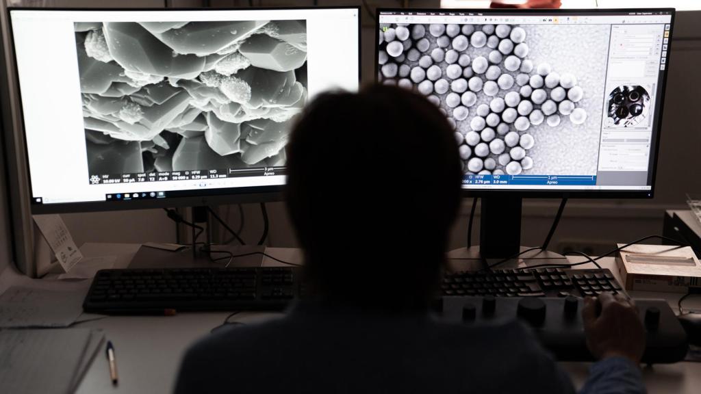 Pilar Valles observando materiales analizados con el microscopio.