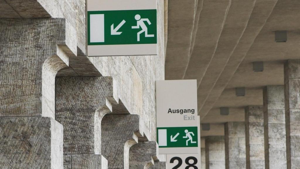 Señales de salida de emergencia en un estadio.