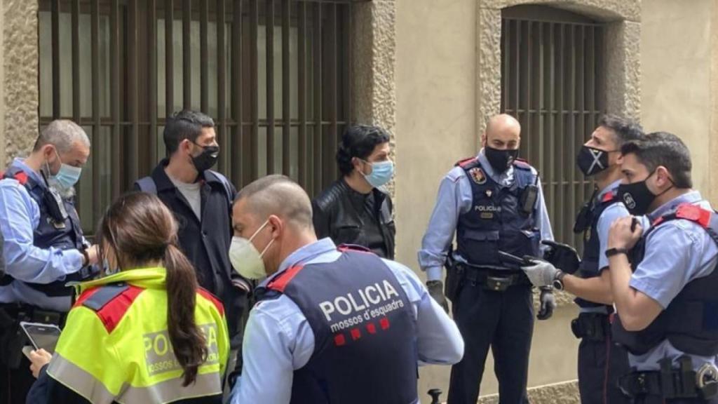 Los Mossos identifican a un diputado de la CUP en una protesta por un desahucio el 20 de mayo.
