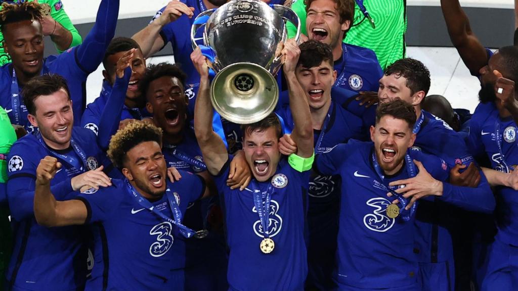 Los jugadores del Chelsea levantan la Champions