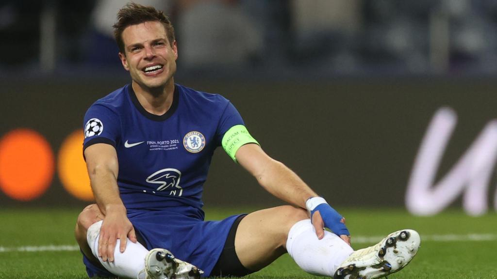 Azpilicueta sentado sobre el césped de Do Dragao en la final de la Champions entre Manchester City y Chelsea