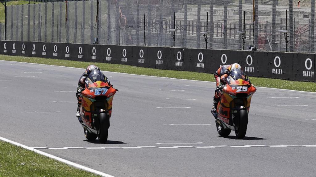 Remy Gardner y Raúl Fernández, en la recta de Mugello