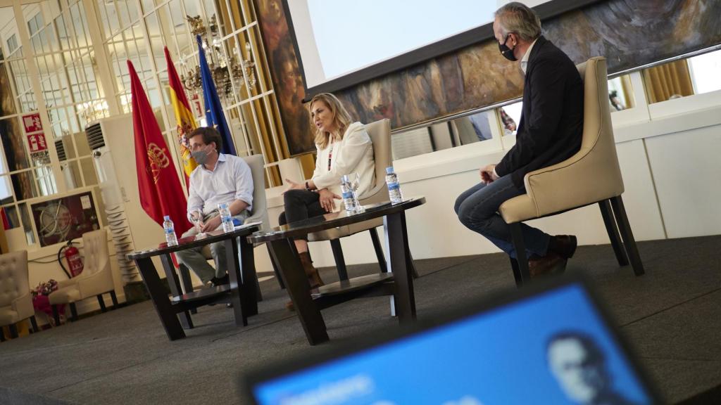 El alcalde de Madrid, José Luis Martínez-Almeida; la vicesecretaria de Organización del PP y presidenta del PP de Navarra, Ana Beltrán, y el alcalde de Zaragoza, Jorge Azcón, durante el acto de clausura del I Foro Pepe Núñez.