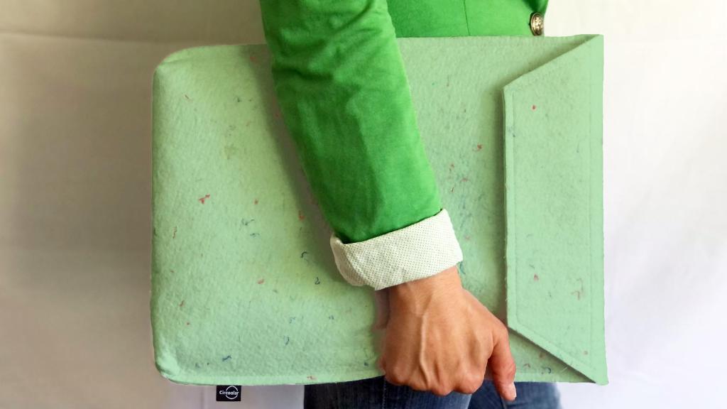 Merchandising elaborado por Circoolar con fieltro reciclado y 100% trazable.