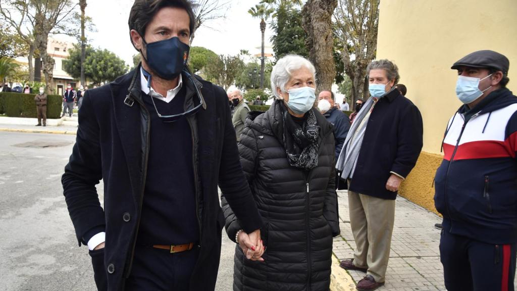 Canales Rivera junto a su madre en el entierro de su tío, Riverita