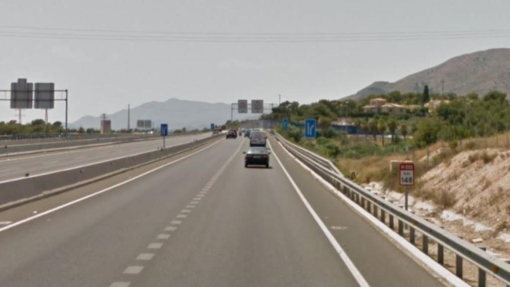 Kilómetro 148 de la N-332 a su paso por Benidorm.