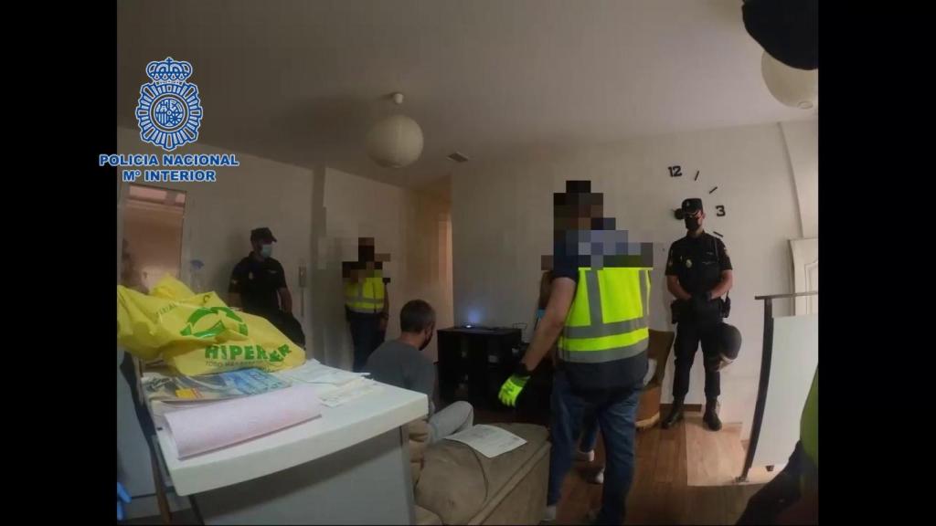 Fotografía difundida por la Policía del interior de la vivienda