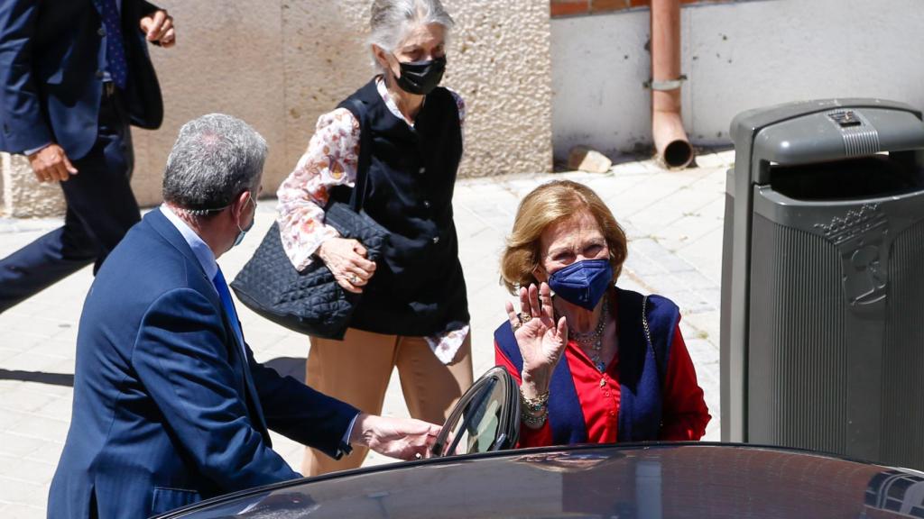 La reina Sofía junto a su hermana Irene de Grecia tras la vacunación contra la Covid-19.