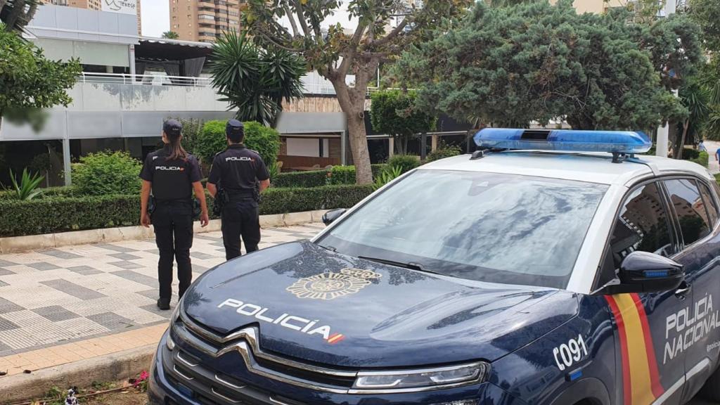 Dos agentes de Policía Nacional.