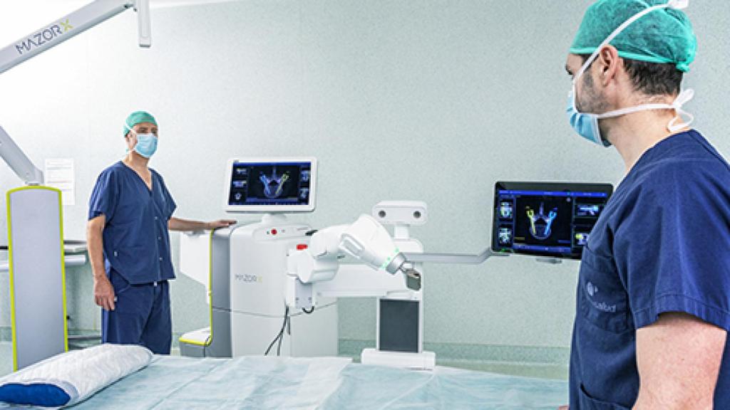 El robot Mazor X operado por el equipo del Dr. Clavel.