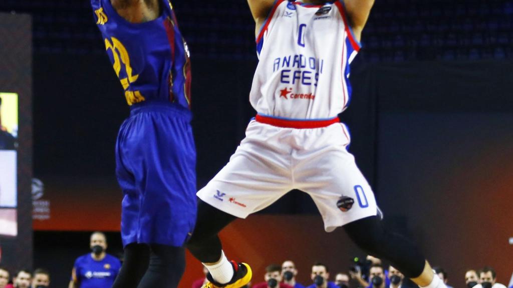 Larkin intenta jugar un balón ante Cory Higgins