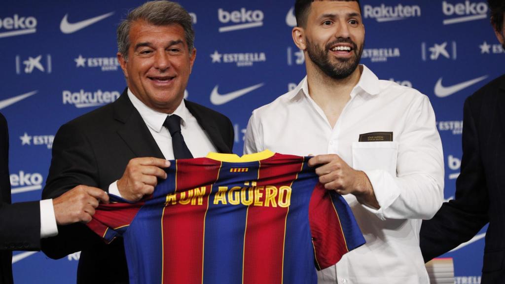 Joan Laporta y el Kun 'Agüero', durante la presentación sujetando ambos la camiseta del Barça