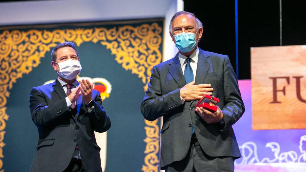 El presidente de Castilla-La Mancha, Emiliano García-Page, aplaude al periodista albaceteño Pedro Piqueras (Fotos: JCCM)