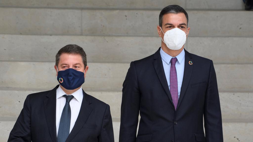 Emiliano García Page, presidente de Castilla-La Mancha, y Pedro Sánchez, presidente del Gobierno.