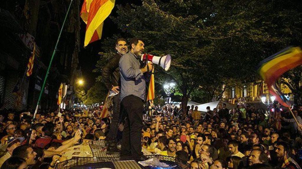 Sànchez y Cuixart, encima de un coche de la Guardia Civil durante los incidentes del 20 de septiembre de 2017./