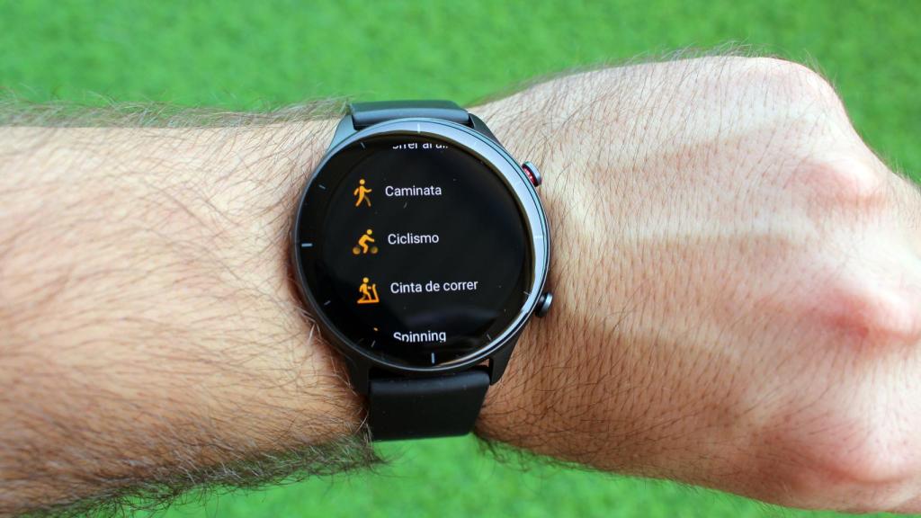 Un reloj inteligente con sus modos de deporte.