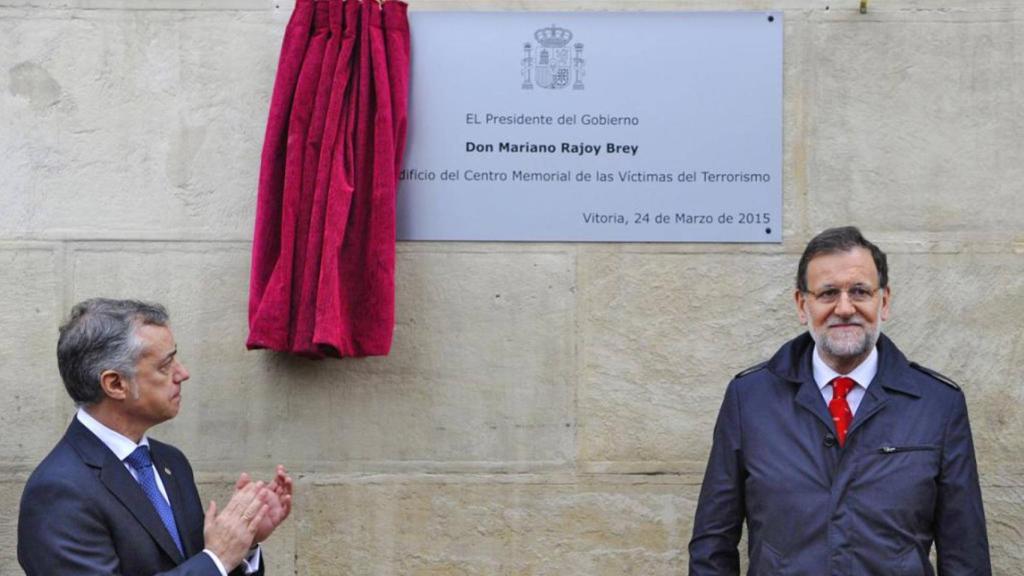 Íñigo Urkullu y Mariano Rajoy inauguran la placa del Memorial de Víctimas del Terrorismo.