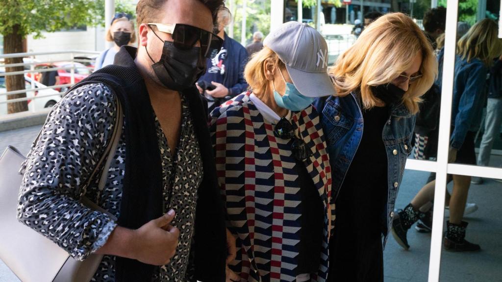 La periodista junto a Belén Rodríguez y Pablo Mallavia.