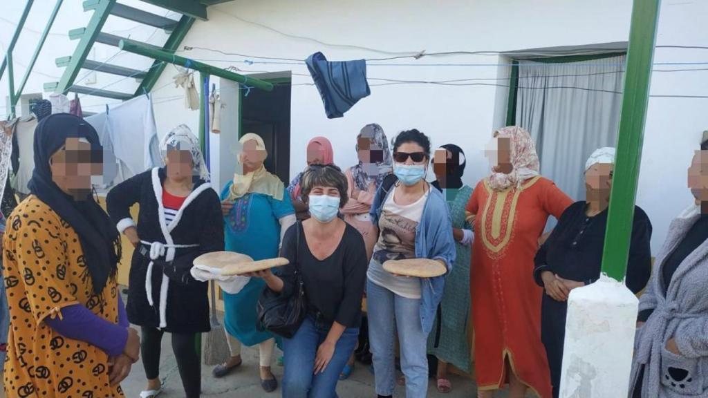 Inma León, en el centro con gafas de sol, con las temporeras marroquíes de Huelva.