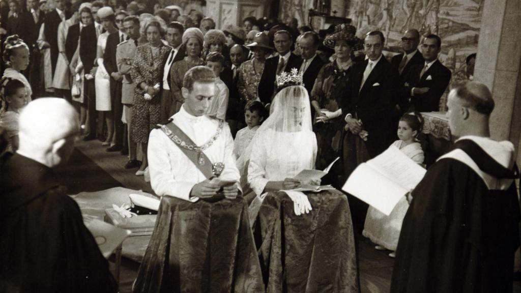 Momento en que el duque de Aosta y Claudia de Orleans se dan el 'sí, quiero'.