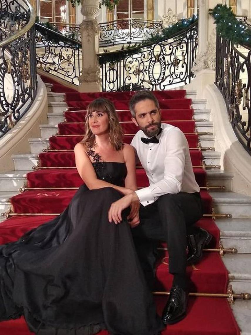 Sandra Daviú junto a su compañero Roberto Leal, en un especial de Navidad.