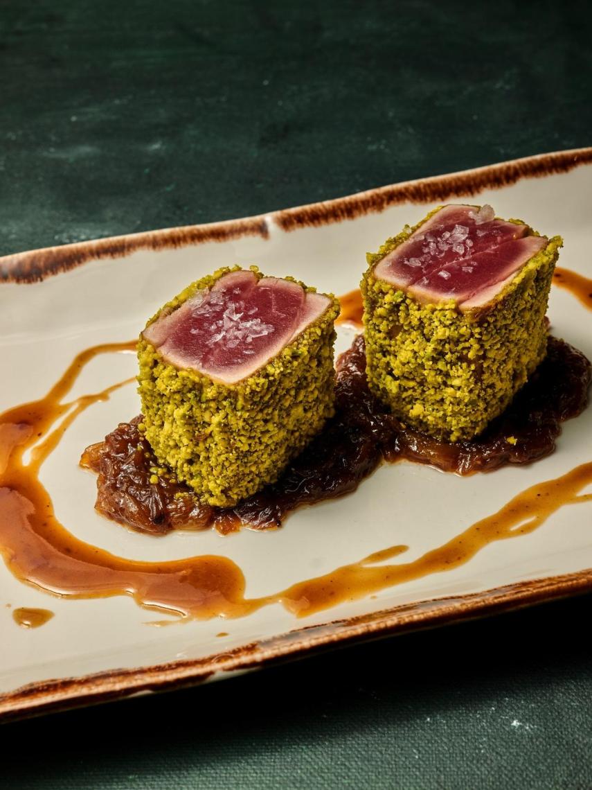 Atún rojo, pistacho molido y cebolla muy confitada.