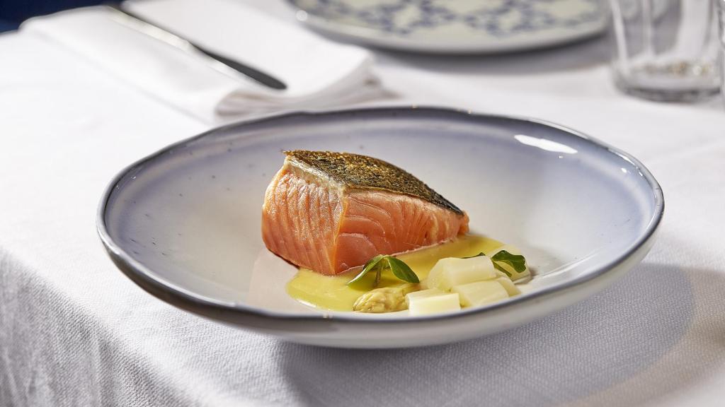 Salmón salvaje de Alaska con pilpil de espárrago blanco