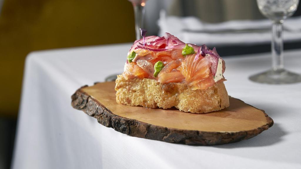 Foccacia de Salmón Salvaje de Alaska marinado con salsa de rábano picante, cebolla roja encurtida y mostaza verde