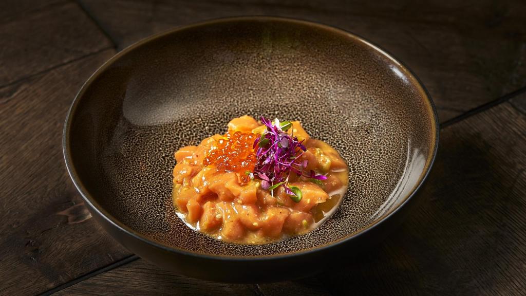Tartar de salmón salvaje de Alaska, Jengibre y Wasabi natural rallado con Ikura