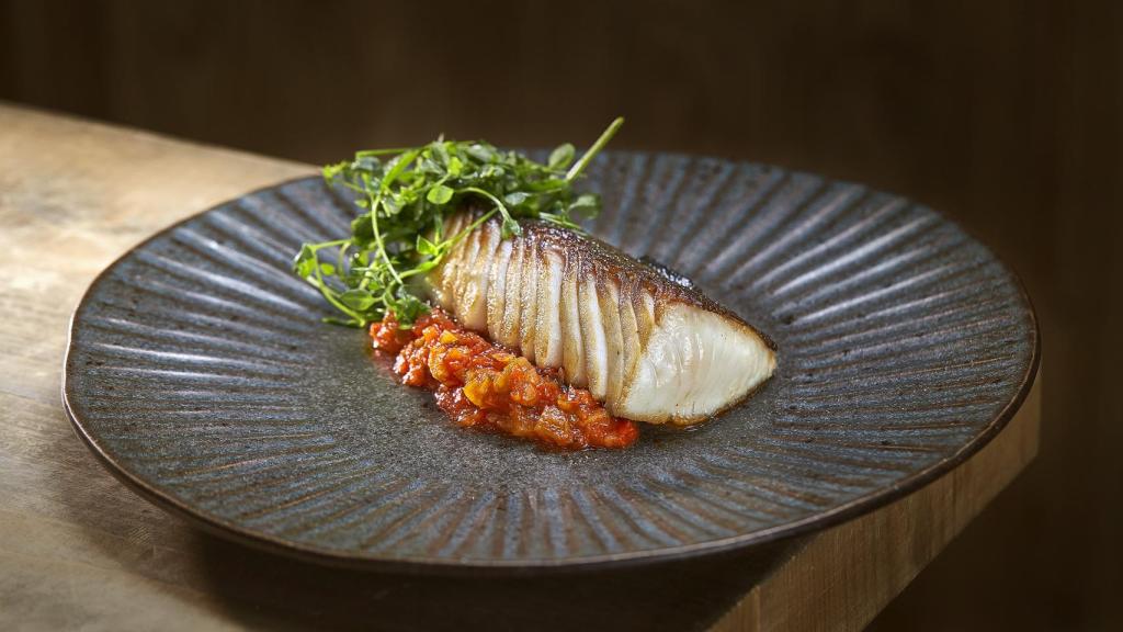 Bacalao negro con pisto y berros salvajes, aliñado con vinagreta de ciruela fermentada