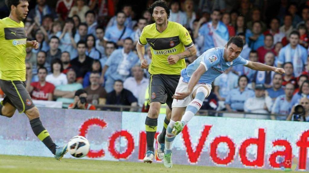 Iago Aspas regatea a Colotto contra el Espanyol