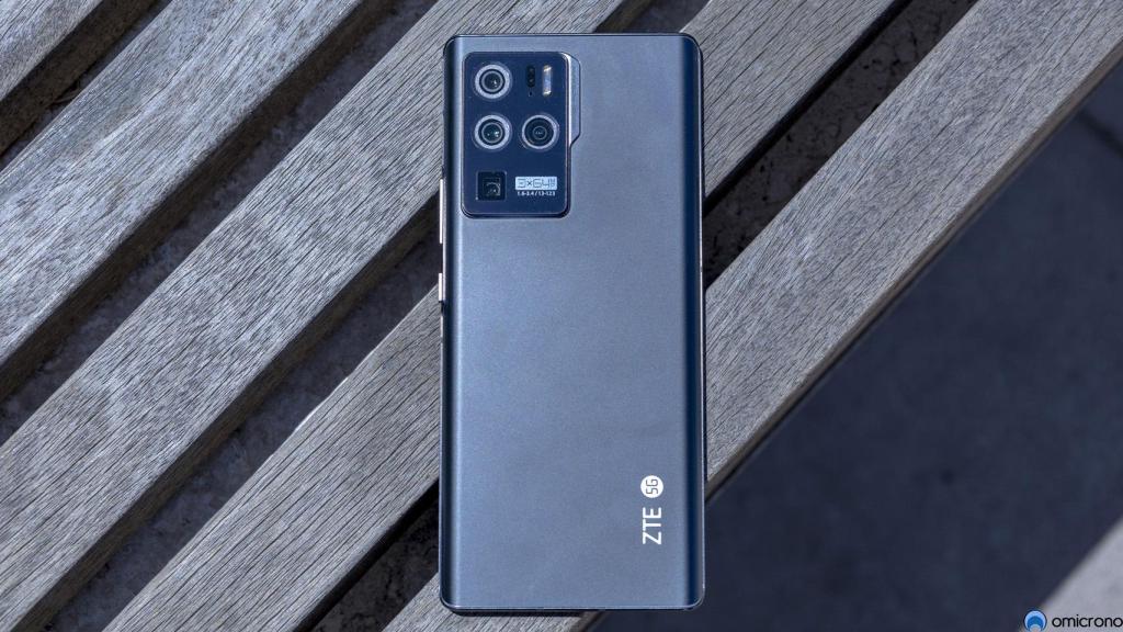 La parte trasera es mate.