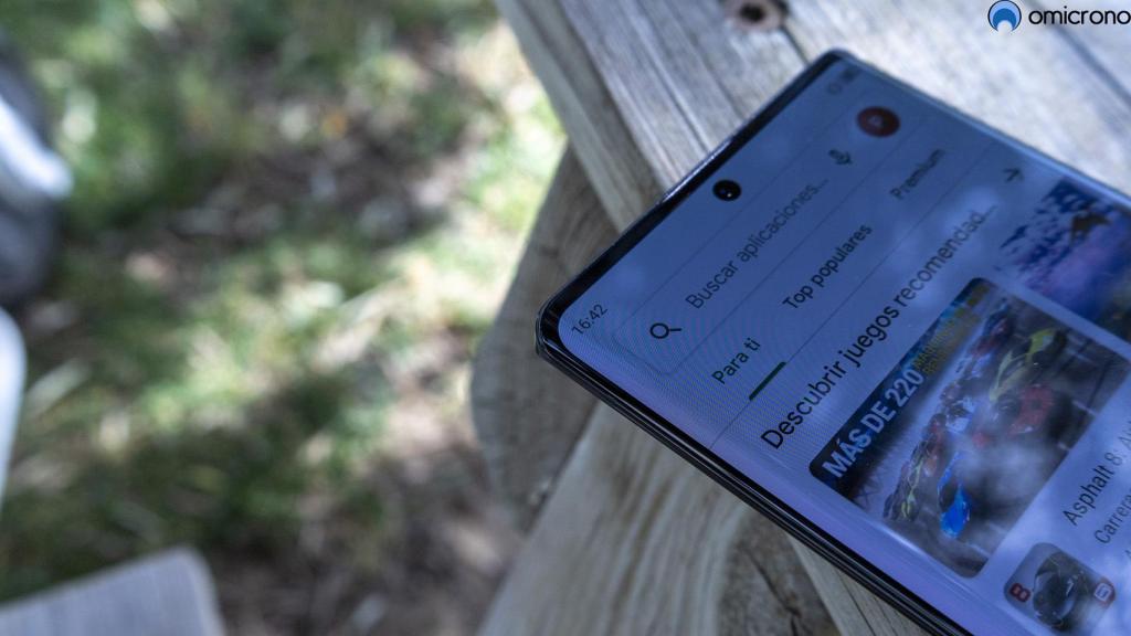 Que la pantalla esté curvada es un detalle a tener en cuenta.