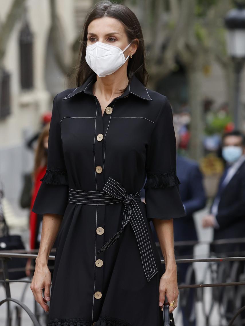 Letizia escogió un vestido de Leyre Doueil para su visita a Vitoria este martes.
