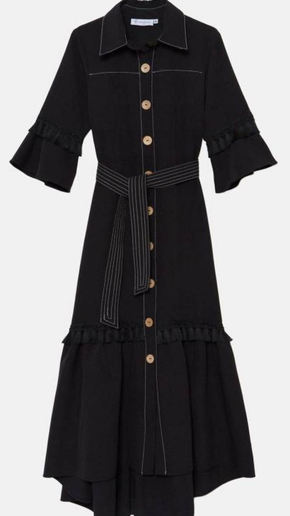 El vestido camisero de la Reina está aún disponible en la web por 295 euros.