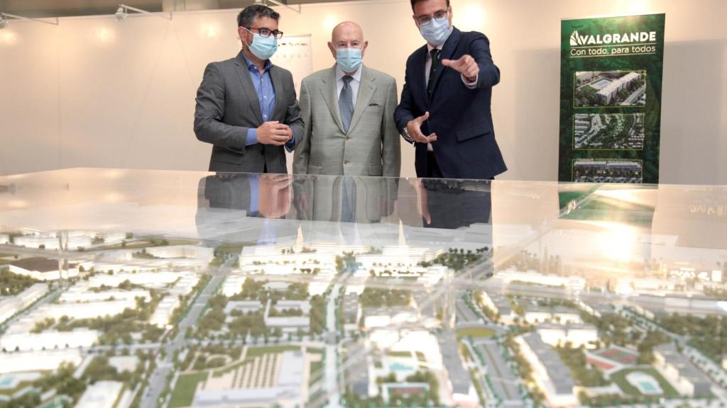 El alcalde de Alcobendas, Rafael Sánchez Acera; el vicealcalde de Alcobendas, Miguel Ángel Arranz Molins; y el presidente de la Junta de Compensación de Valgrande, José Hernández-Mora Pérez, junto a la maqueta de Valgrande