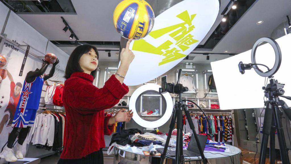 Una vendedora en una tienda de deportes de Jinjiang