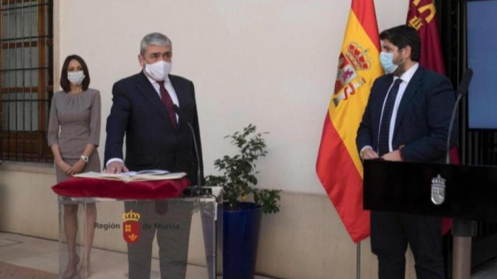 Francisco Álvarez, expulsado de Ciudadanos, jurando su cargo en el Gobierno bajo la atenta mirada de López Miras.