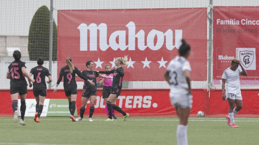 Las jugadoras del Real Madrid celebran un gol frente al Madrid CFF