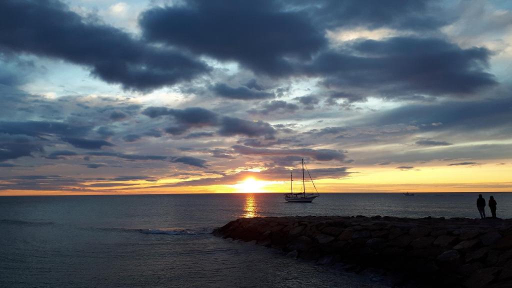 Una pareja disfruta del atardecer en una playa.