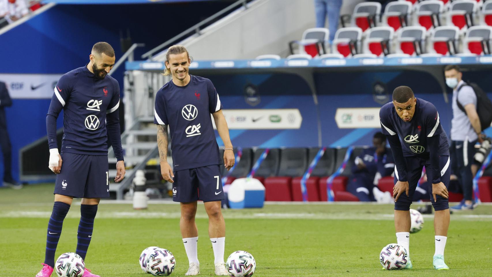 Benzema, Griezmann y Mbappé, durante el calentamiento de Francia