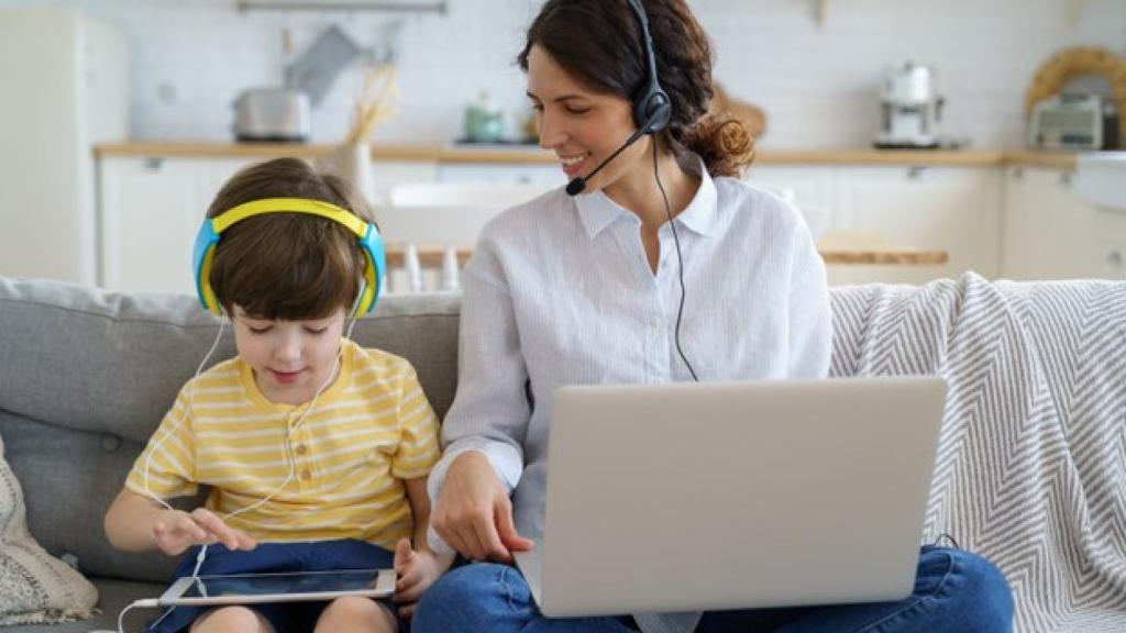 Una mujer teletrabajando.