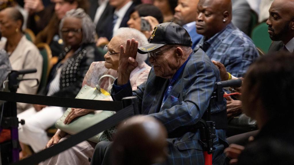 Los supervivientes de la masacre de Tulsa Viola Fletcher y Hughes Van Ellis escuchan a Joe Biden.