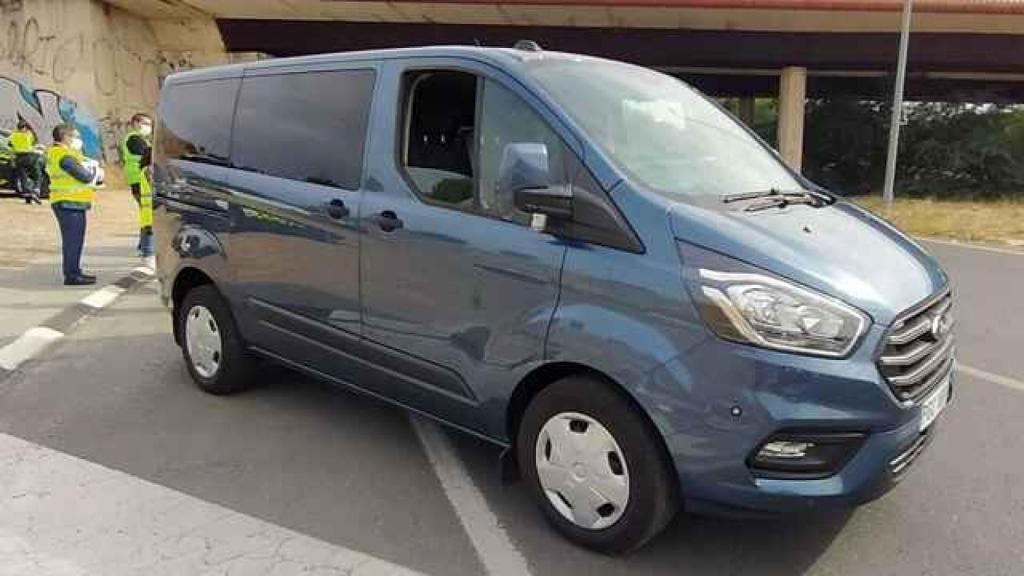 Vista de una de las 15 furgonetas de la DGT, una Ford Transit color azul oscuro metalizado.
