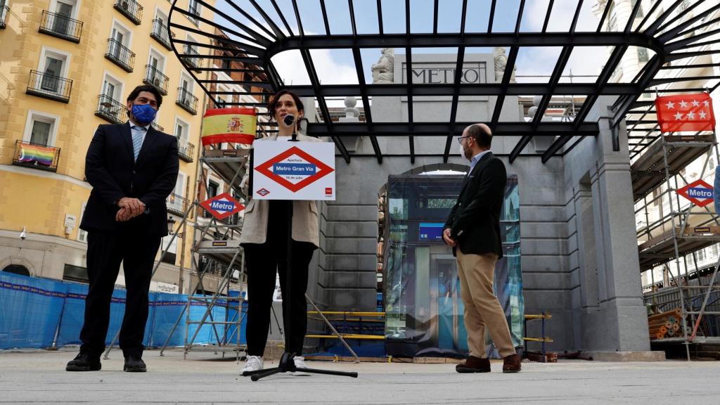 Isabel Díaz Ayuso junto al acceso a la estación de Metro de Gran Vía, tras su visita a las obras.