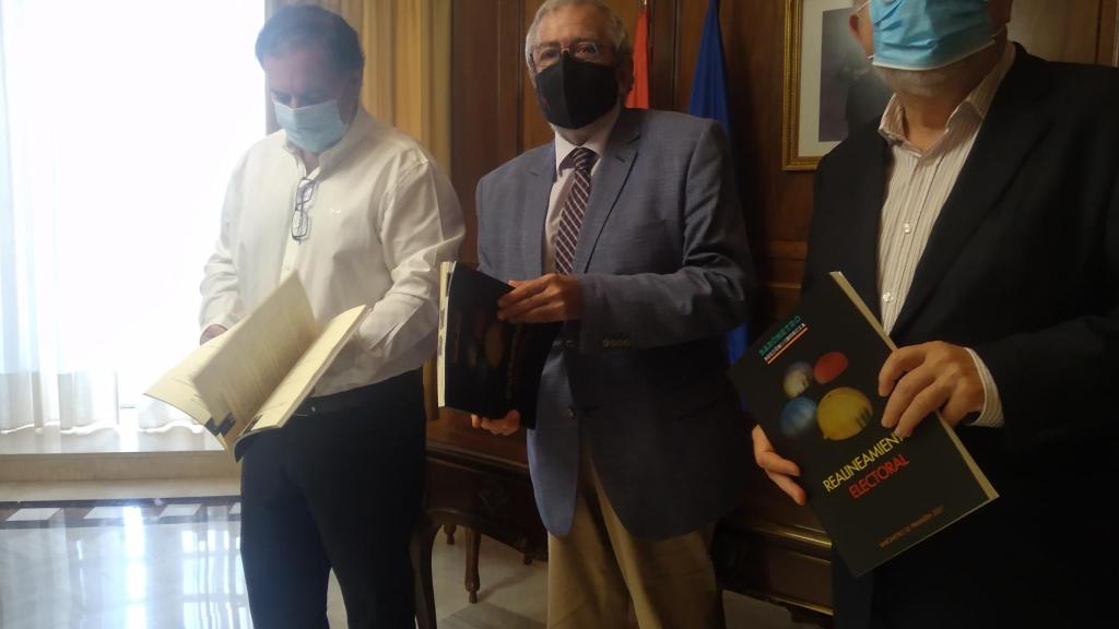 Ismael Crespo, codirector del Cemop; Alberto Castillo, presidente de la asambela Regional, y Juan José Escribano, codirector del Cemop.