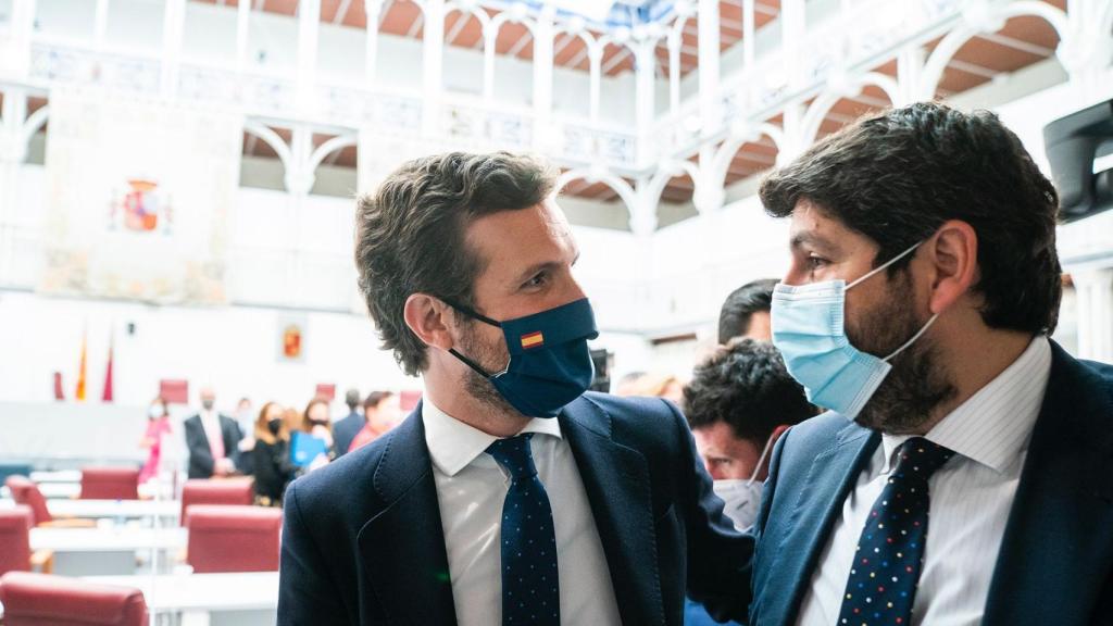 El líder nacional del PP, Pablo Casado, junto al presidente regional, Fernando López Miras.
